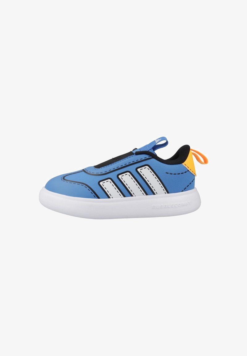 Baskets bleu à enfiler avec trois bandes blanches, col noir, languette orange au talon et semelle blanche épaisse.
