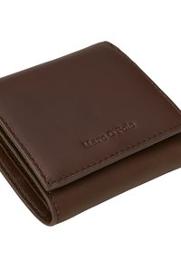 Portafoglio in pelle marrone con texture liscia, design pieghevole e logo impresso. I bordi cuciti evidenziano la sua struttura e qualità.