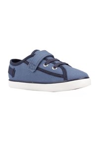 Scarpa in tela blu con suola in gomma bianca, dotata di una fascia a strappo e dettagli in pizzo, punta arrotondata e bordi in contrasto.