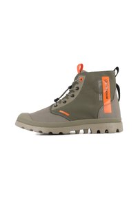 Botas de tobillo verdes y grises, fabricadas en lona, con acentos naranjas, herrajes negros, suela texturizada y una pestaña en la parte trasera.