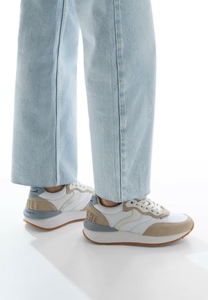 Sneakers bianchi e beige con dettagli in grigio chiaro, caratterizzati da una finitura testurizzata, materiali contrastanti e una suola in gomma.