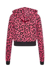 Hoodie cropped di un luminoso rosa con stampa leopardata nera. Presenta un cappuccio e orlo e polsini a coste neri per un contrasto aggiuntivo.