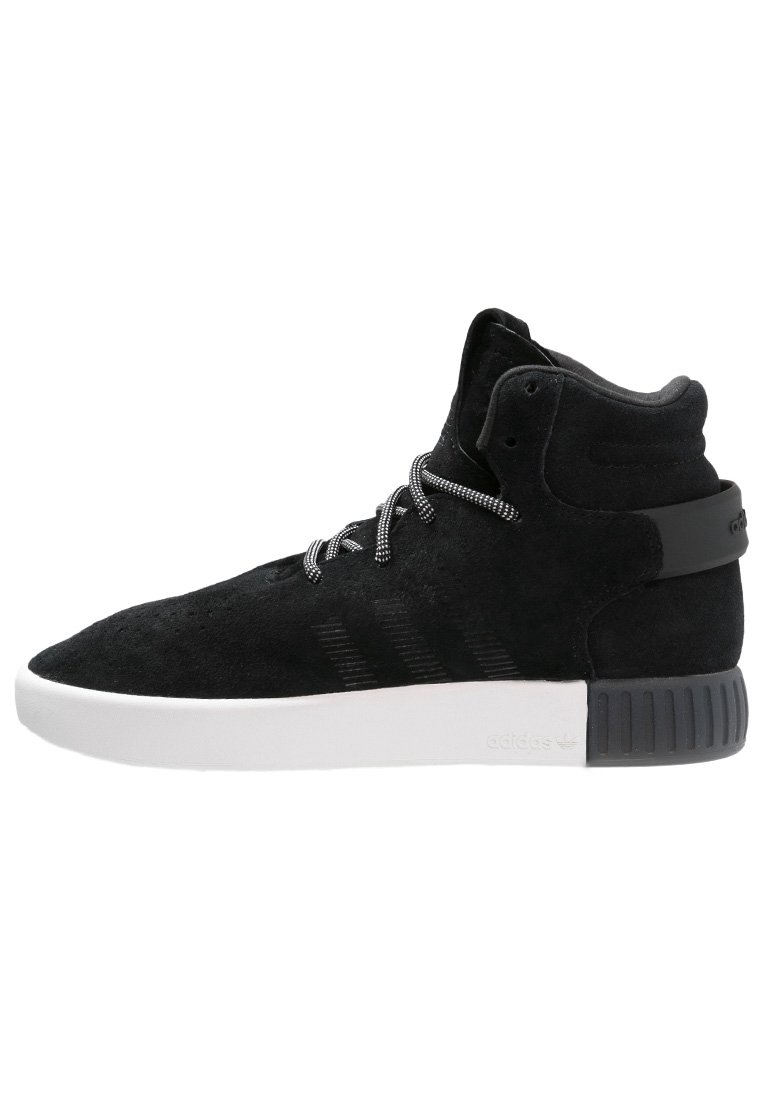 Baskets montantes en daim noir avec des panneaux texturés, semelle en caoutchouc blanche et lacets contrastants. Présente un design à trois bandes sur le côté.