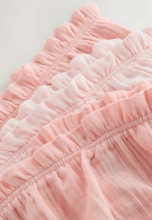 Kolm kihti pehmet, volangidega roosat kangast, millel on kogutud elastsed õmblused, paigutatud kattuvatesse diagonaalsetesse ridadele heledal pinnal.