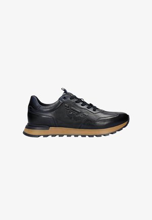 Schwarze Leder-Sneaker mit gepolstertem Kragen, strukturiertem Obermaterial, Gummisohle, Schnürdesign und kontrastierender Gummisohle. Auffälliges Logo an der Seite.