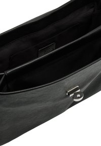 Czarna skórzana torebka o gładkiej fakturze, wyposażona w metalowy zamek oraz pojemne wnętrze z jedną kieszenią boczną.