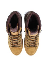 Brązowe zamszowe buty górskie z wyściełanym kołnierzem, metalowymi oczkami i teksturowanym sznurowadłem, z białą gumową podeszwą.