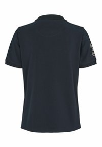 Polo noir à manches courtes avec col, vu de dos, avec un petit motif de numéro beige sur la manche droite.