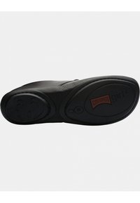 Suola di scarpa nera con gomma testurizzata, caratterizzata da una forma rotonda, stampa del logo e indicatore di taglia (38) sul fondo.
