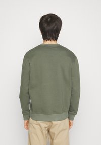 Lee PATCH CREW SWS - Felpa - olive grove