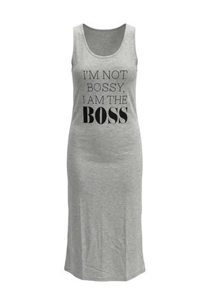 Robe midi grise sans manches avec encolure dégagée et texte noir indiquant « JE NE SUIS PAS AUTORITAIRE, JE SUIS LE BOSS » sur le devant.