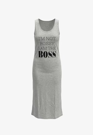 Robe midi grise sans manches avec encolure dégagée et texte noir indiquant « JE NE SUIS PAS AUTORITAIRE, JE SUIS LE BOSS » sur le devant.