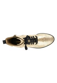 Botín hasta el tobillo con cordones en cuero metálico dorado con una superficie texturizada, cordones negros y un zipper lateral para facilitar el acceso. Suela plana negra.