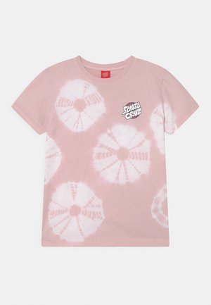 Lyserød kortærmet T-shirt med hvide cirkulære tie-dye mønstre og en lille "Santa Cruz"-logo på øverste venstre bryst.