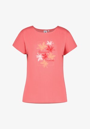 Koraalkleurige t-shirt met korte mouwen, featuring een bloemenprint in wit, geel en rood, met de tekst "Zomerstemming" gecentreerd binnen een rechthoekige omranding.