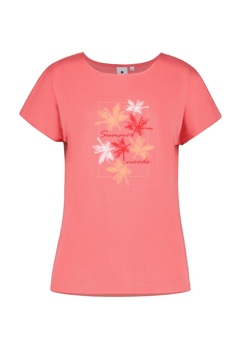 Koraalkleurige t-shirt met korte mouwen, featuring een bloemenprint in wit, geel en rood, met de tekst "Zomerstemming" gecentreerd binnen een rechthoekige omranding.