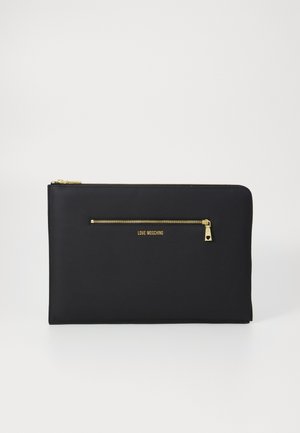 Sorte syntetisk clutch med en glat tekstur, forsynet med en gylden lynlås og en frontlynlås lomme. "LOVE MOSCHINO" logo trykt i guld.