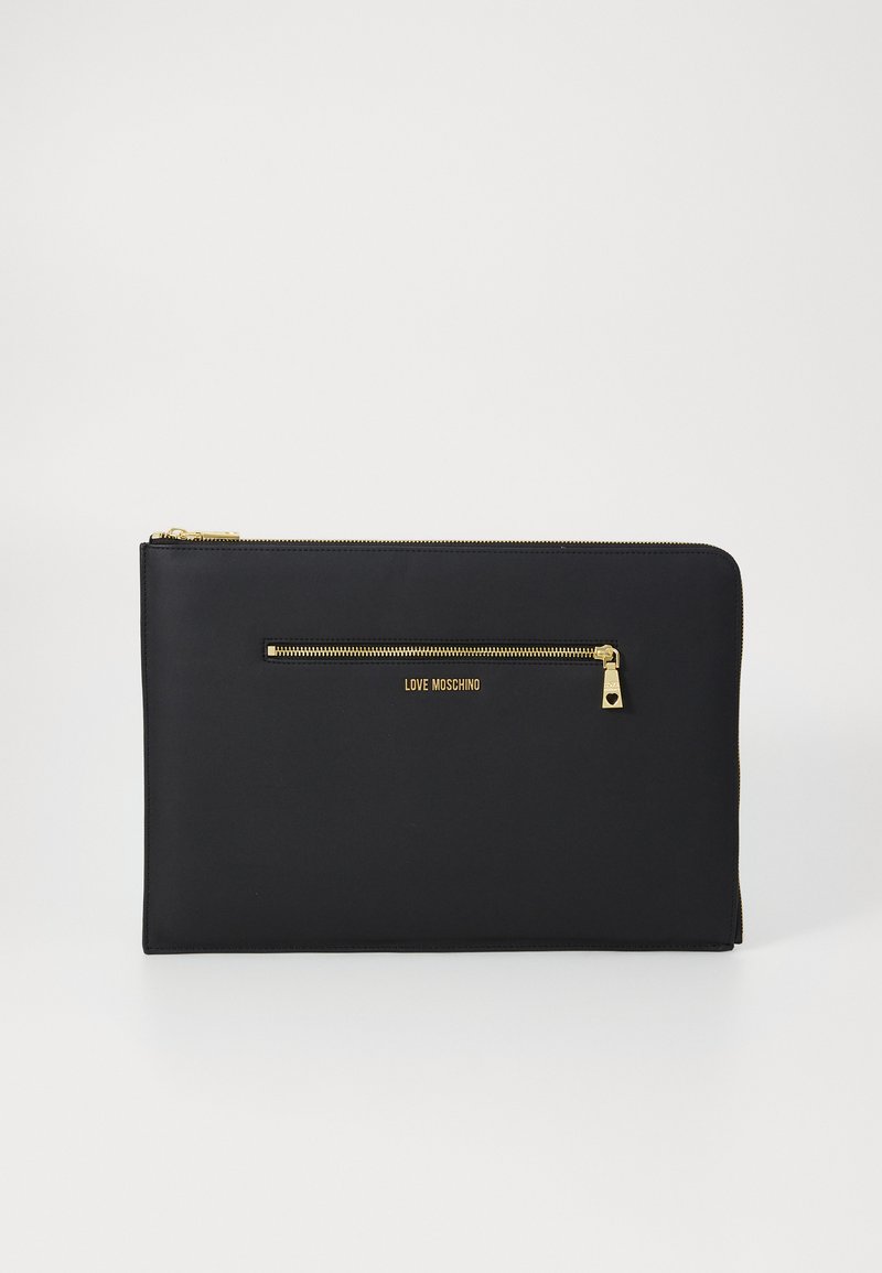 Sorte syntetisk clutch med en glat tekstur, forsynet med en gylden lynlås og en frontlynlås lomme. "LOVE MOSCHINO" logo trykt i guld.