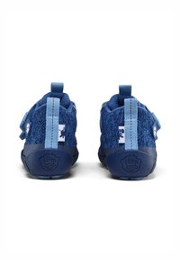 Scarpe da bambino blu con tomaia in maglia testurizzata, accenti blu chiaro, cinturino regolabile e suole in gomma arrotondate con logo.