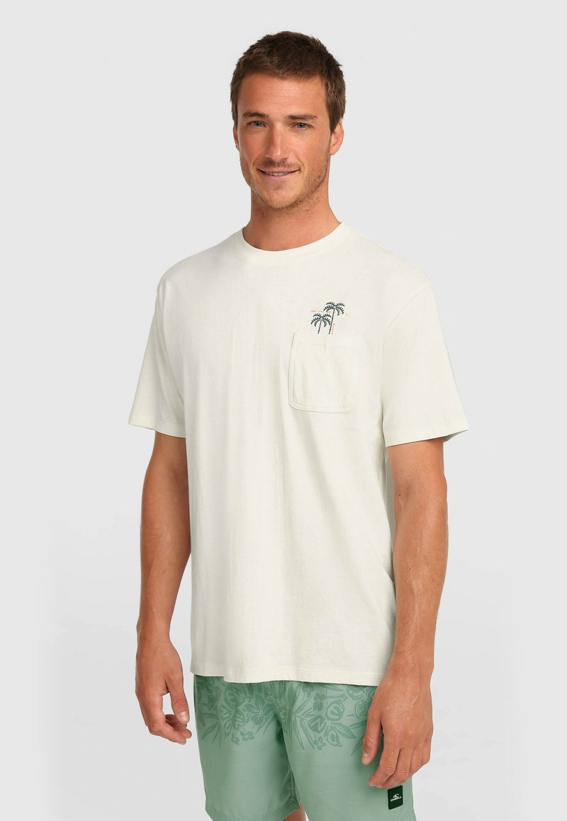 Λευκό βαμβακερό t-shirt με θηλυκή τσέπη στο στήθος που φέρει γραφικό σχέδιο με φοίνικα. Κοντά μανίκια και κλασικός στρογγυλός λαιμός.
