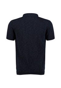 Donker marineblauwe polo met korte mouwen, voorzien van een subtiele textuurpatroon, geribde kraag en manchetten, met een normale pasvorm en zonder zichtbare logo's.