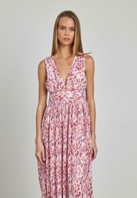 Abito maxi plissettato in morbido tessuto con profondo scollo a V e motivi astratti nei toni del rosa, rosso e viola. Design senza maniche con vita elastica.