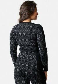 Maglione nero a maniche lunghe con un design a maglia testurizzata, arricchito da motivi geometrici grigi e fiocchi di neve, sagomato e con polsini a coste.