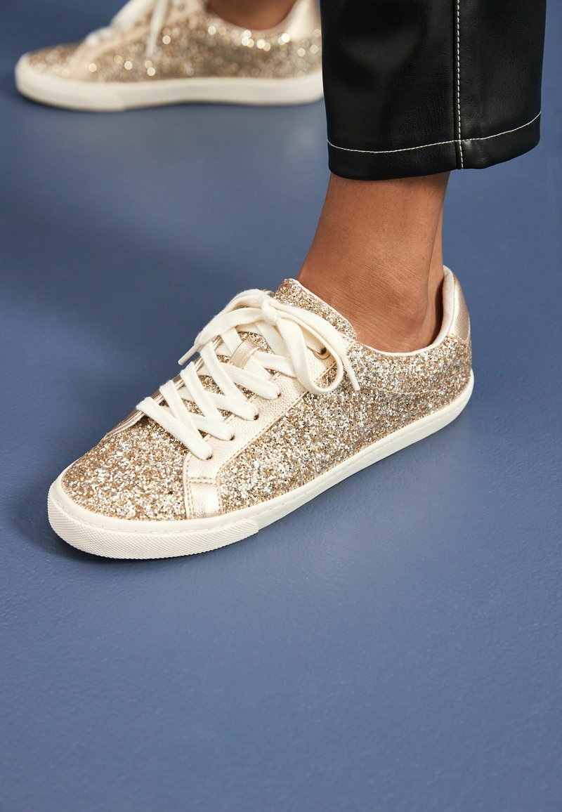 Next FOREVER COMFORT GLITTER LACEUP TRAINERS Sneakers laag gold