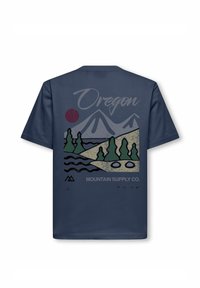 Mørkeblå t-shirt med grafisk print af bjerge, træer og vand, med teksten "Oregon" og logoet "Mountain Supply Co." i dæmpede farver.