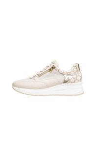 Baskets beiges claires en matériaux synthétiques et en cuir. Elles possèdent une fermeture éclair sur le côté, une semelle blanche et un panneau arrière à motifs.
