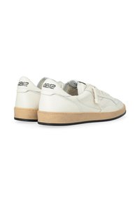 Baskets blanches en cuir avec un design à profil bas, semelle extérieure beige texturée, couture ton sur ton et détail de logo noir au talon.