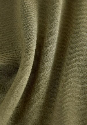 Țesătură de culoare verde măslinie cu o textură moale, în relief, prezentând variații subtile în împletitura sa și un finisaj neted.