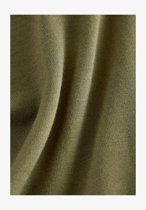 Tela verde oliva con una textura suave y acanalada, que presenta sutiles variaciones en el tejido y un acabado liso.