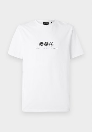 Fehér pamut póló, amelyen három különböző sportlabda grafikája és a "1874 óta védve" felirat található.