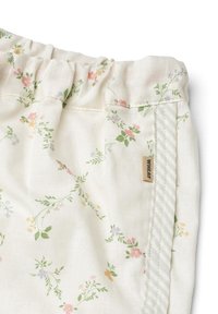 Shorts à imprimé floral en crème, avec une taille froncée, ornés de feuilles vertes, de fleurs roses, jaunes et bleues, et une étiquette tissée sur le côté.