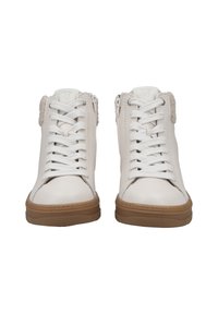 Zapatillas altas blancas con acentos texturizados, cordones frontales y cremalleras laterales. Suelas de goma en marrón claro que proporcionan contraste y agarre.