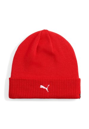 Czerwona dziana czapka z podwiniętym mankietem i białym logo Puma wyszytym na środku z przodu.