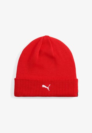 Czerwona dziana czapka z podwiniętym mankietem i białym logo Puma wyszytym na środku z przodu.