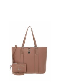 Sac fourre-tout en cuir brun avec deux anses, coutures verticales et une pochette détachable arborant un logo. Accents métalliques argentés inclus.