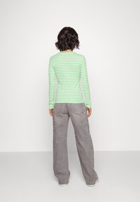 Pieces PCRUKA  - Pitkähihainen paita - absinthe green/cloud dancer