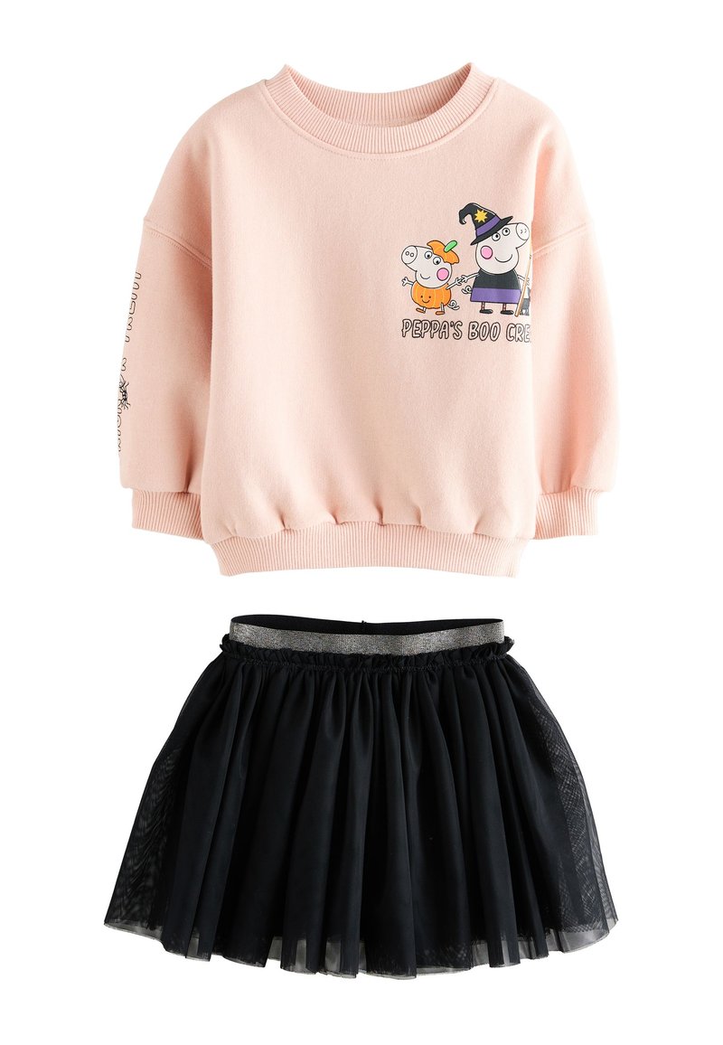 Rosa sweatshirt med tecknad design, elastiska muddar och svart tyllkjol med silverfärgat midjeband. Färgtema i svart och rosa.