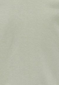 Texture de tissu gris-vert clair uni avec un motif fin de maille, uniformément coloré et délicatement tissé.