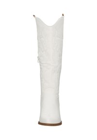 Botas de vaquero blancas con patrones de costura intrincados, caña alta, punta redondeada y suela de goma marrón claro. Detalle con cremallera en el lateral.
