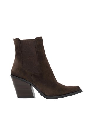 Ciemnobrązowy zamszowy botek za kostkę z zaostrzonym noskiem, elastycznymi panelami po bokach i grubym, warstwowym obcasem na białym tle.