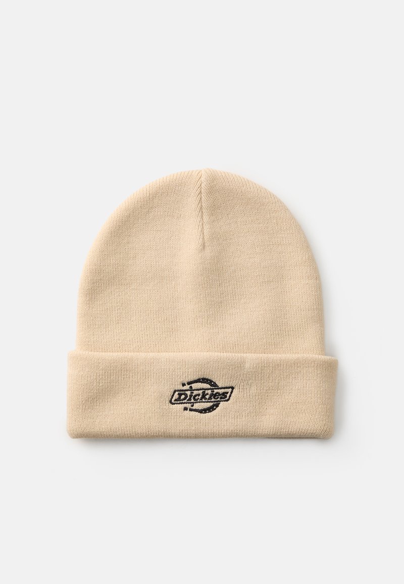 Gorro de malha bege com uma dobra na bainha, apresentando um logo preto na parte da frente. O material parece suave com uma textura lisa.