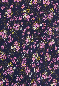 Tissu marine à motif floral dense, avec des fleurs roses, blanches et jaunes, rehaussées de feuilles vertes sur une surface texturée.