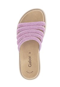 Roze instap sandaal met vier gestructureerde banden, een beige voetbed en een rubberen zool. Kenmerkt een gebrandmerkte logo op de binnenzool.