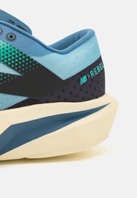 New Balance FUELCELL REBEL V4 - Apavi skriešanai pa asfaltu - blue