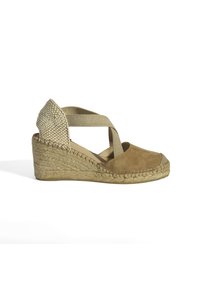 Beige Wildleder-Wedge-Sandale mit gewobenem Textilabsatz, Kreuzriemen-Design und Mittelsohle aus Jute. Glatte Textur und abgerundete Spitze.