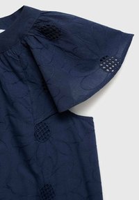 Rochie bleumarin cu decolteu rotund, broderie florală și mâneci scurte texturate cu decupaje circulare. Material moale, croială lejeră.